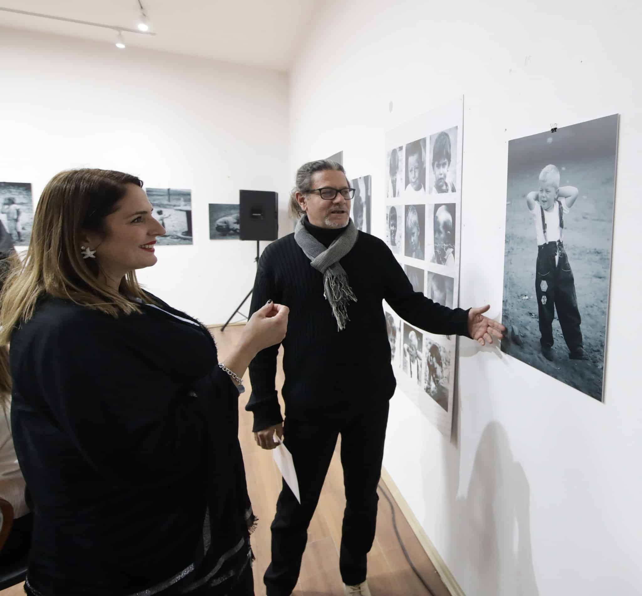 Në Galerinë e Arteve hapet ekspozita “Hapat e parë në kamp”