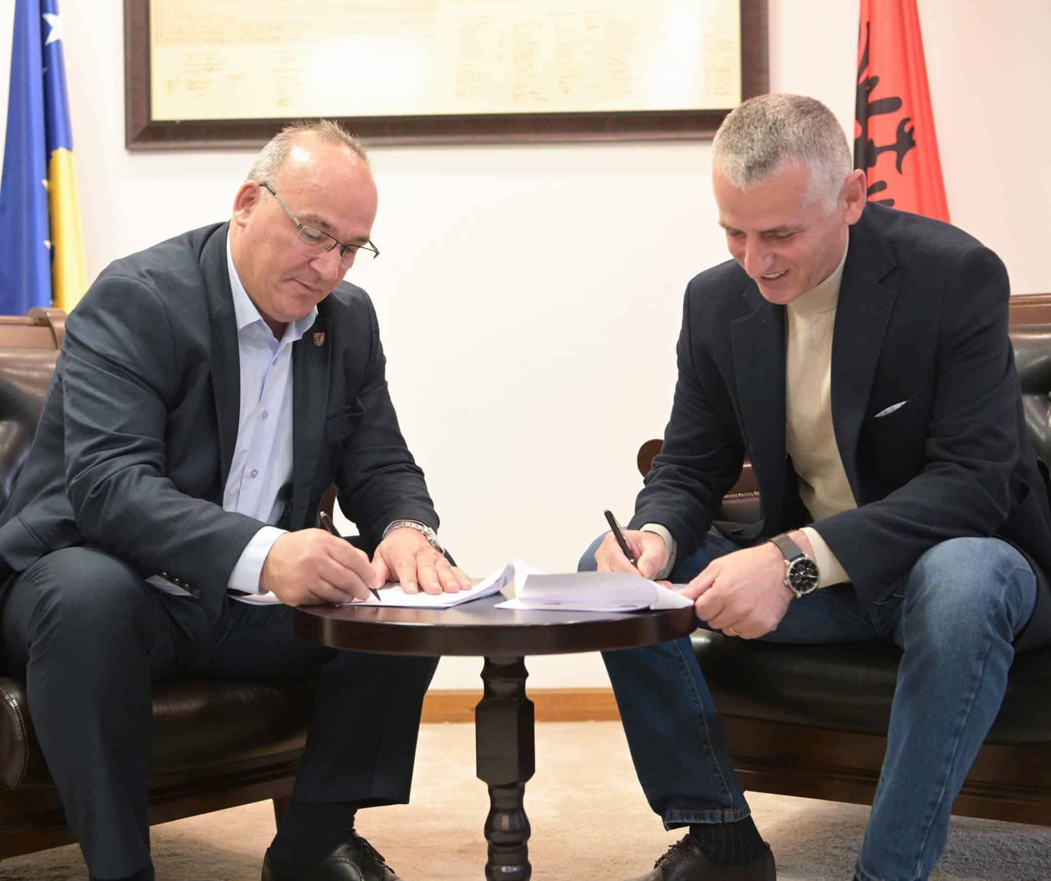Kryetari Bulliqi nënshkroi memorandum bashkëpunimi për projekte infrastrukturore në vlerë prej rreth 5 milionë eurosh në Podujevë me zëvendësministrin Durmishi