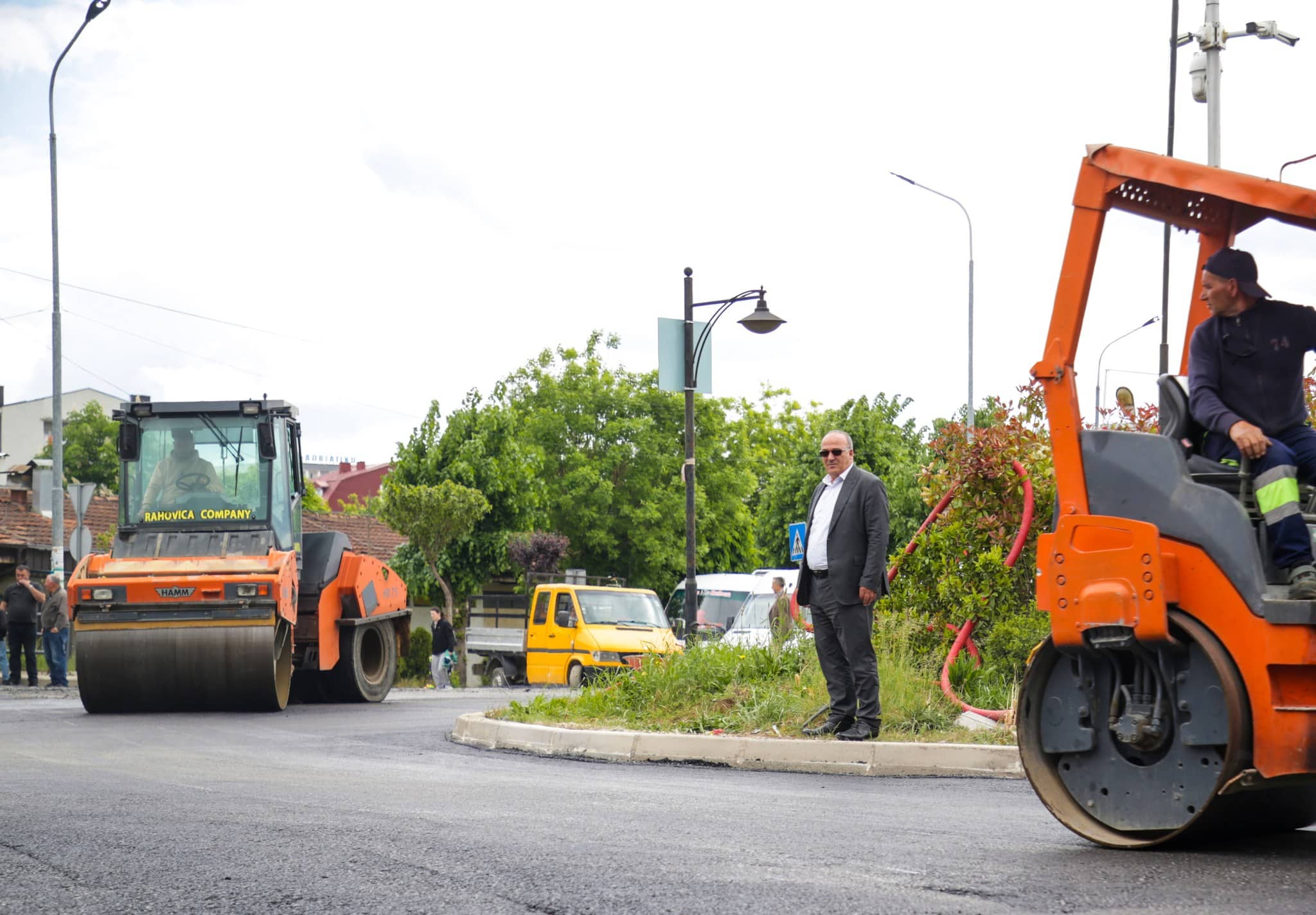 Kryetari Bulliqi përcjell punimet në asfaltimin e rrethrrotullimit për Kërpimeh