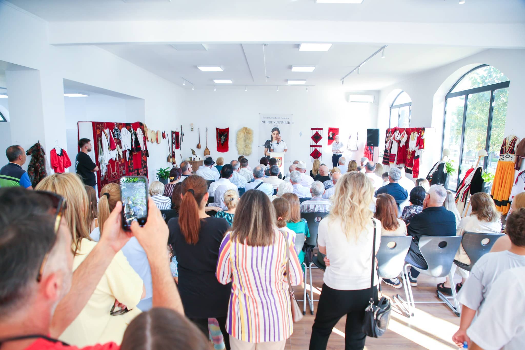 U promovua libri “Në hije kujtimesh” i autores Emine Konushevci-Durmishi