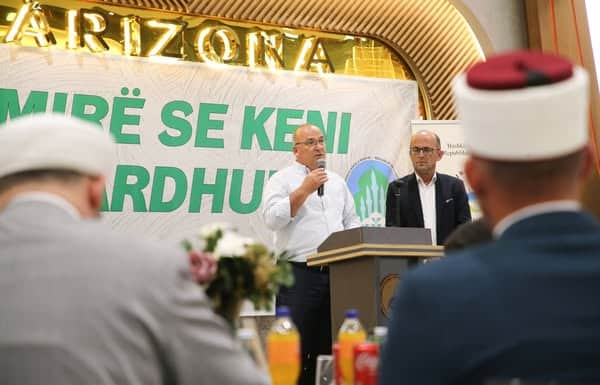 Kryetari Bulliqi merr pjesë në manifestimin e Bashkësisë Islame