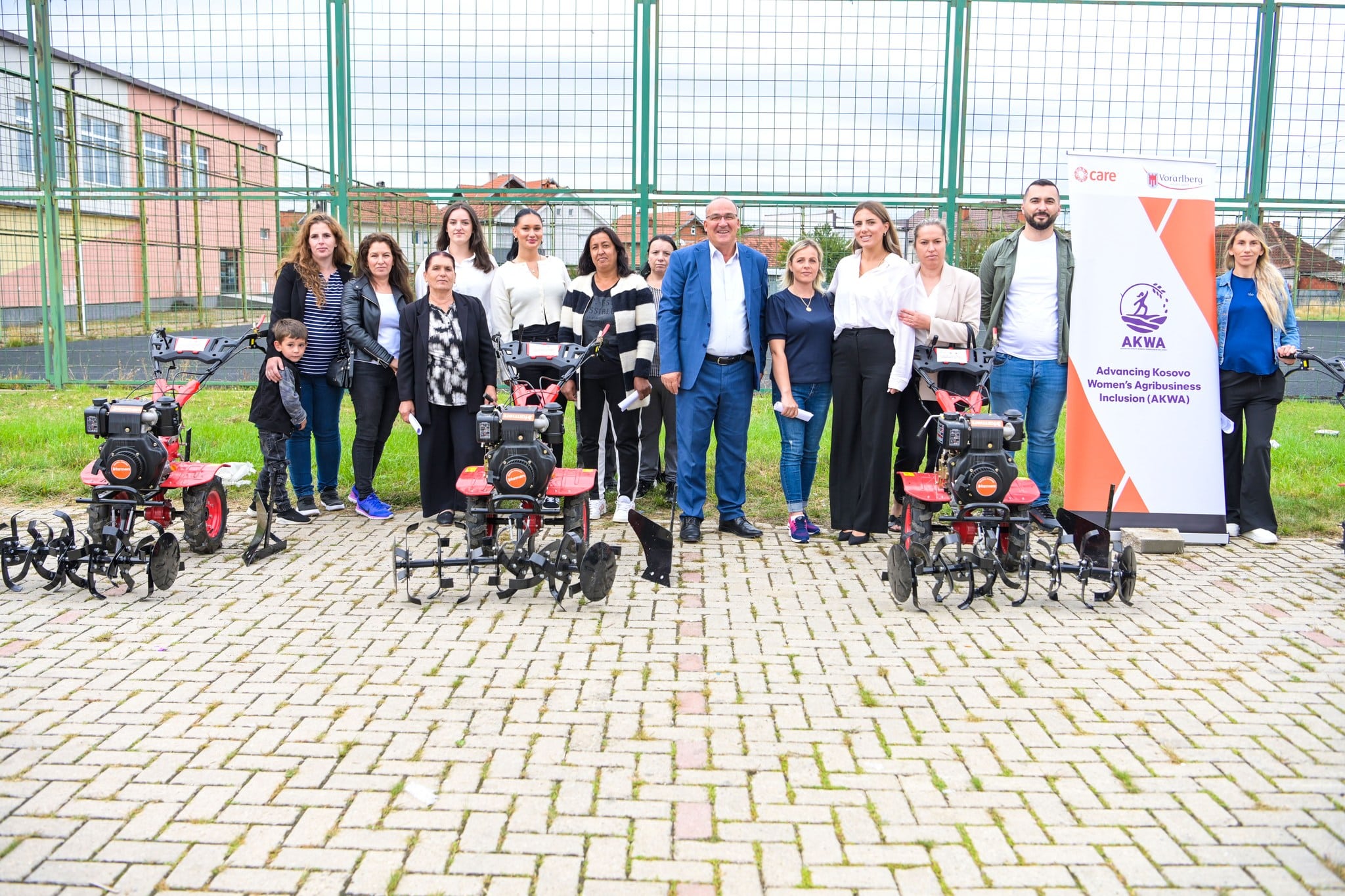 Shpërndahen motokultivatorë për gratë fermere