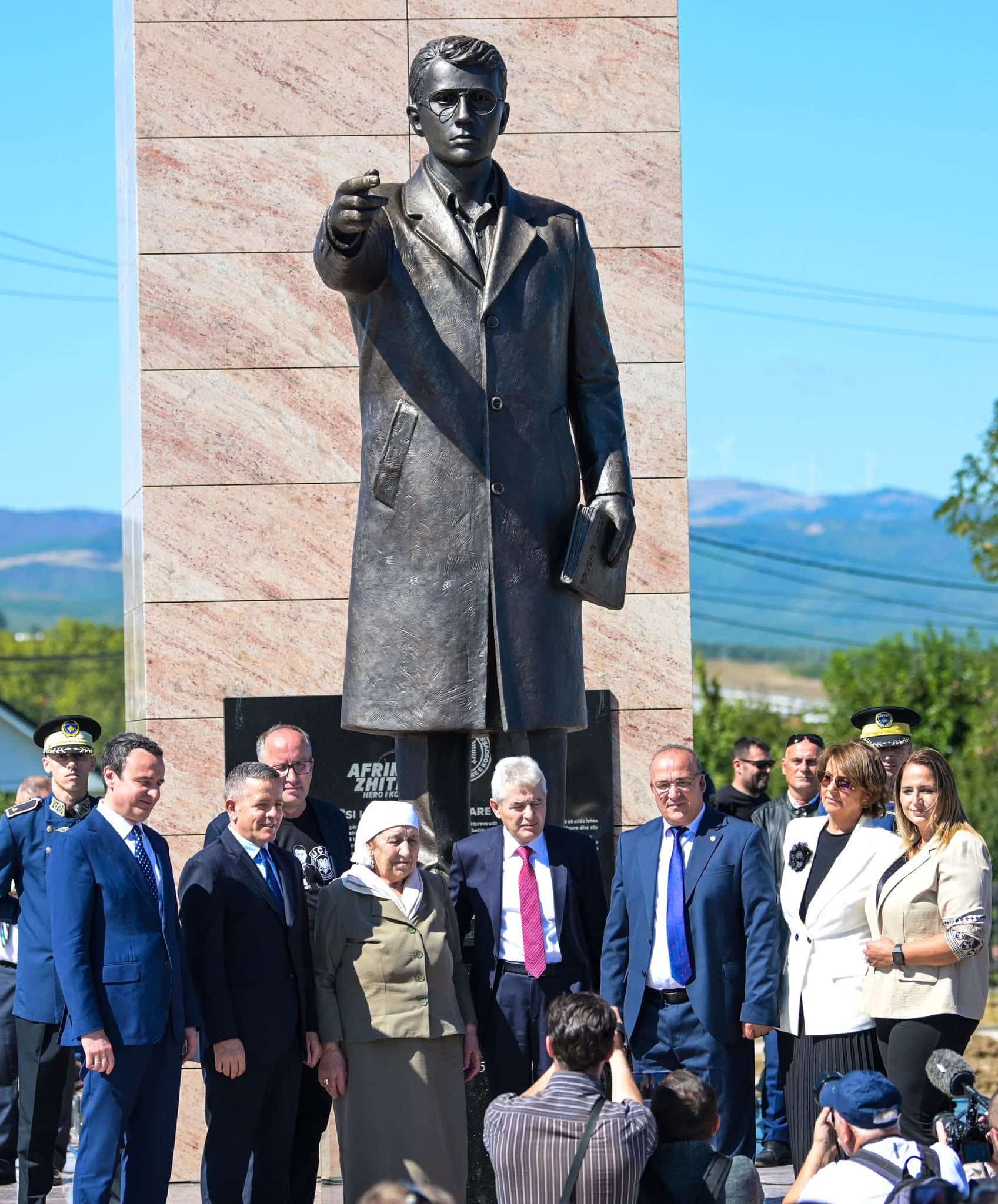 Përurohet shtatorja e heroit Afrim Zhitia