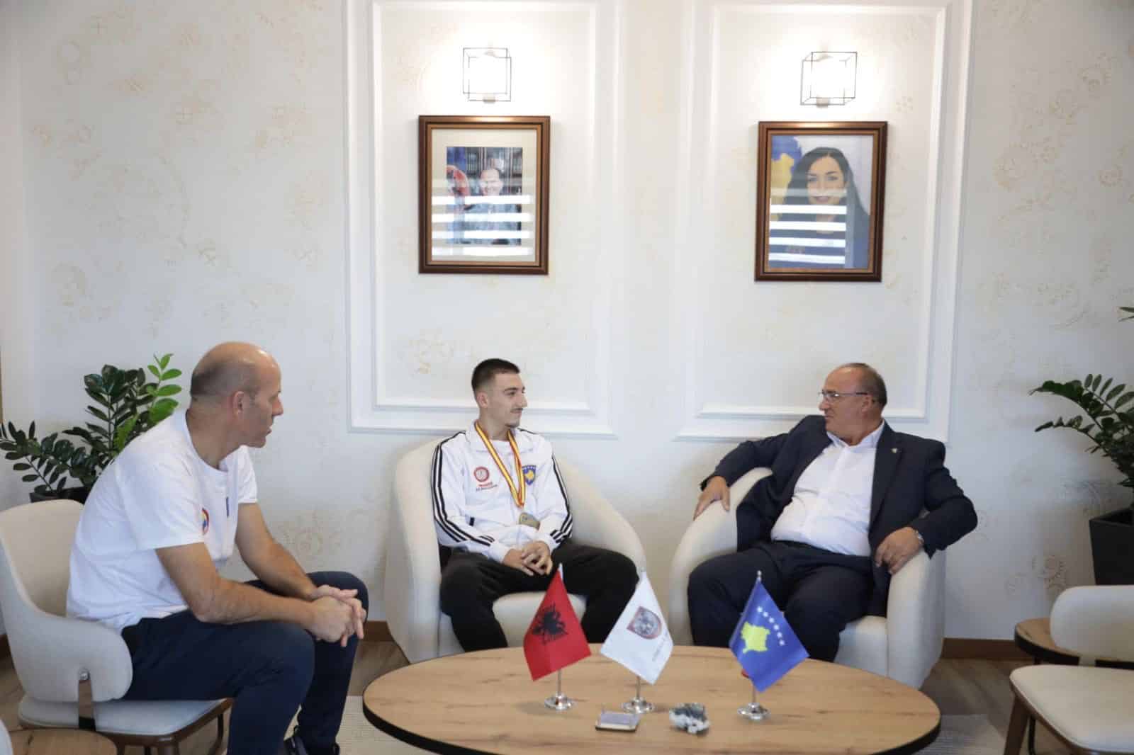 Kryetari Bulliqi priti në takim kampionin e karatesë, Aid Curri