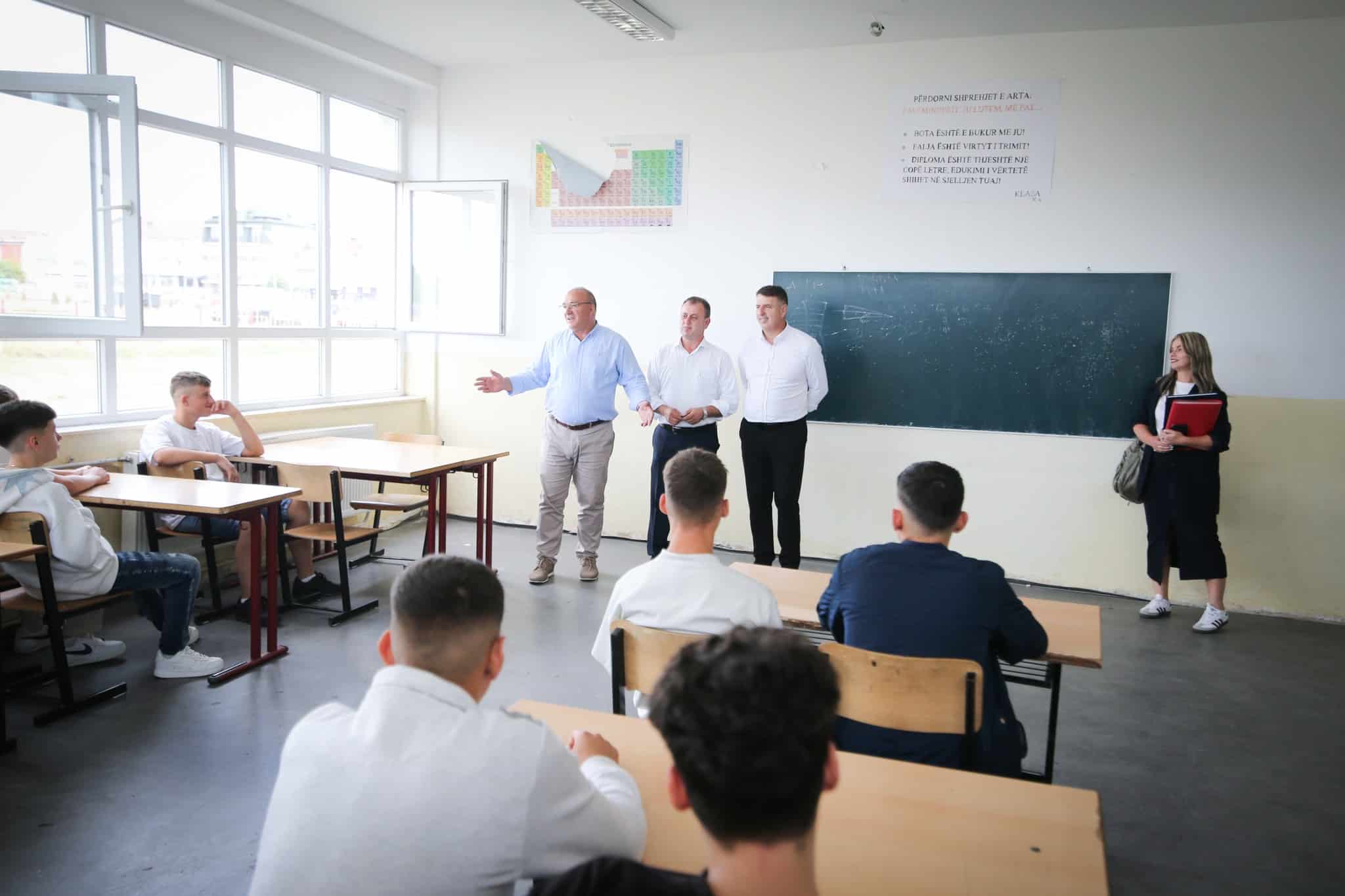 Kryetari Bulliqi vizitoi tri shkollat e mesme për t’iu uruar fillimin e vitit të ri shkollor 2025/2026