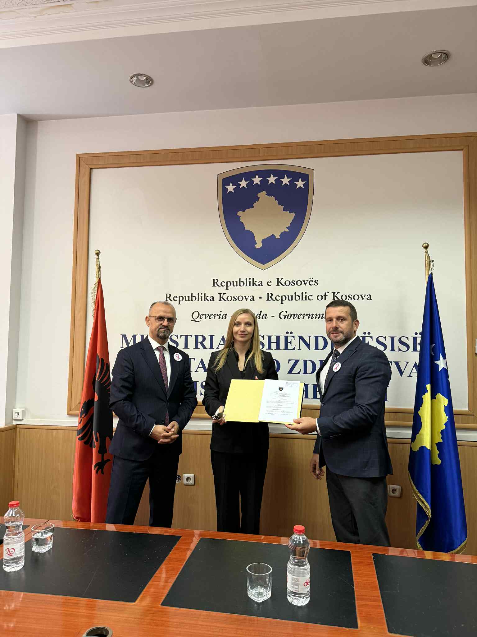 Ministria e Shëndetësisë i dhuron një autoambulancë të re QKMF-së në Podujevë