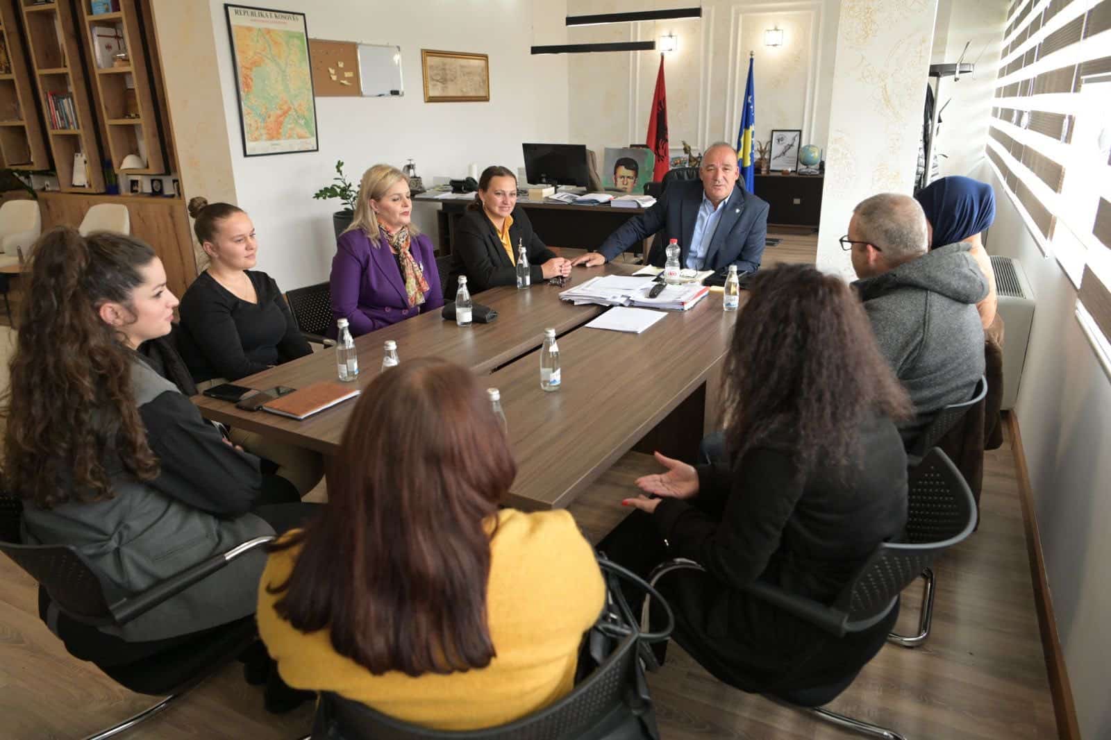 Kryetari Bulliqi priti në takim familjen e parë strehuese