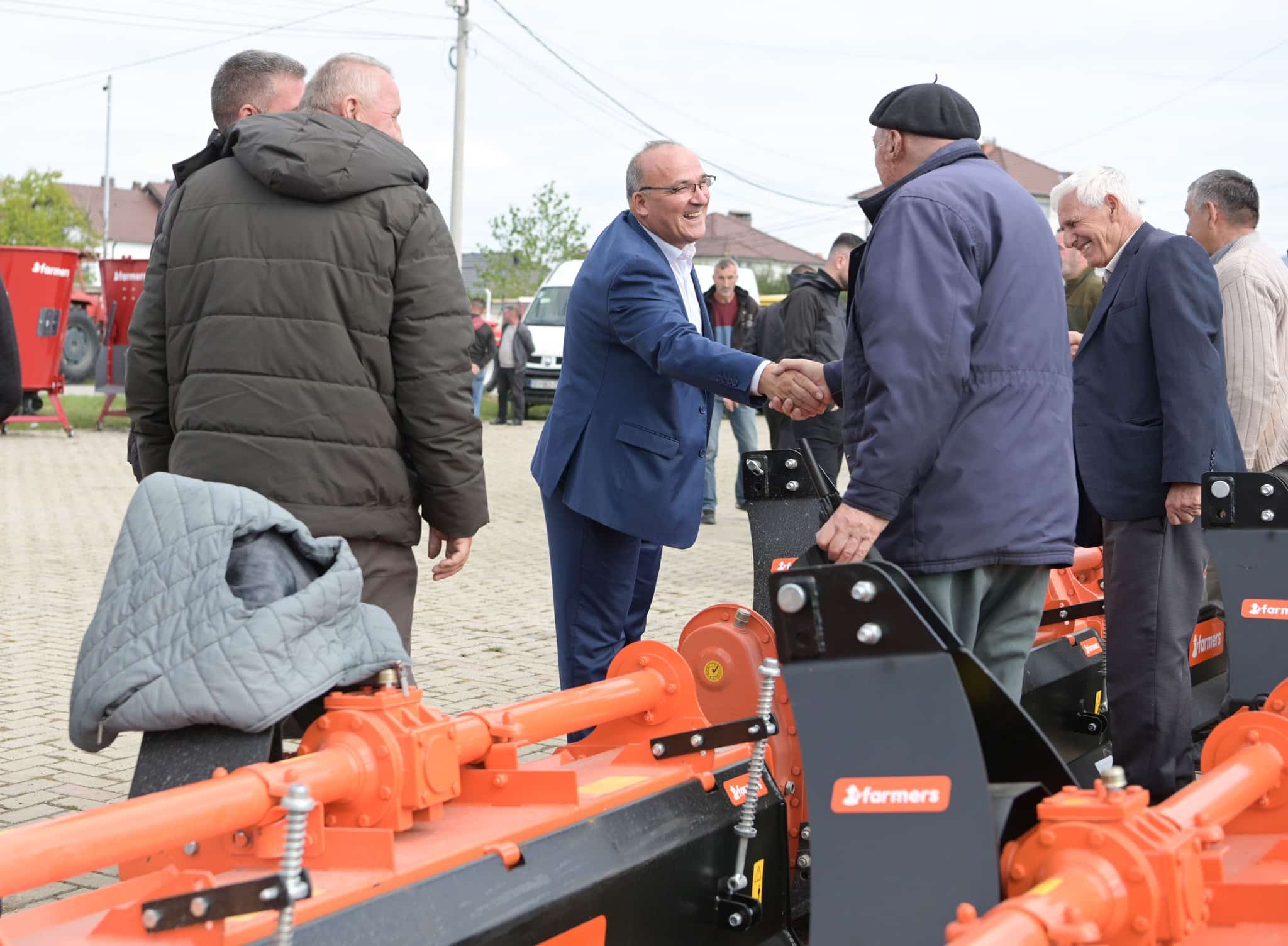 Komuna shpërndan pajisje bujqësore për fermerë