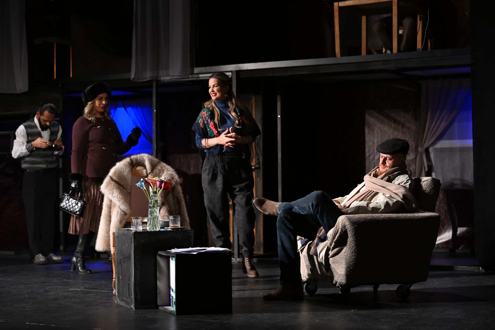 U mbajt premiera e shfaqjes “3 yje dhe 3 karrige” në Teatrin “Avdush Hasani”