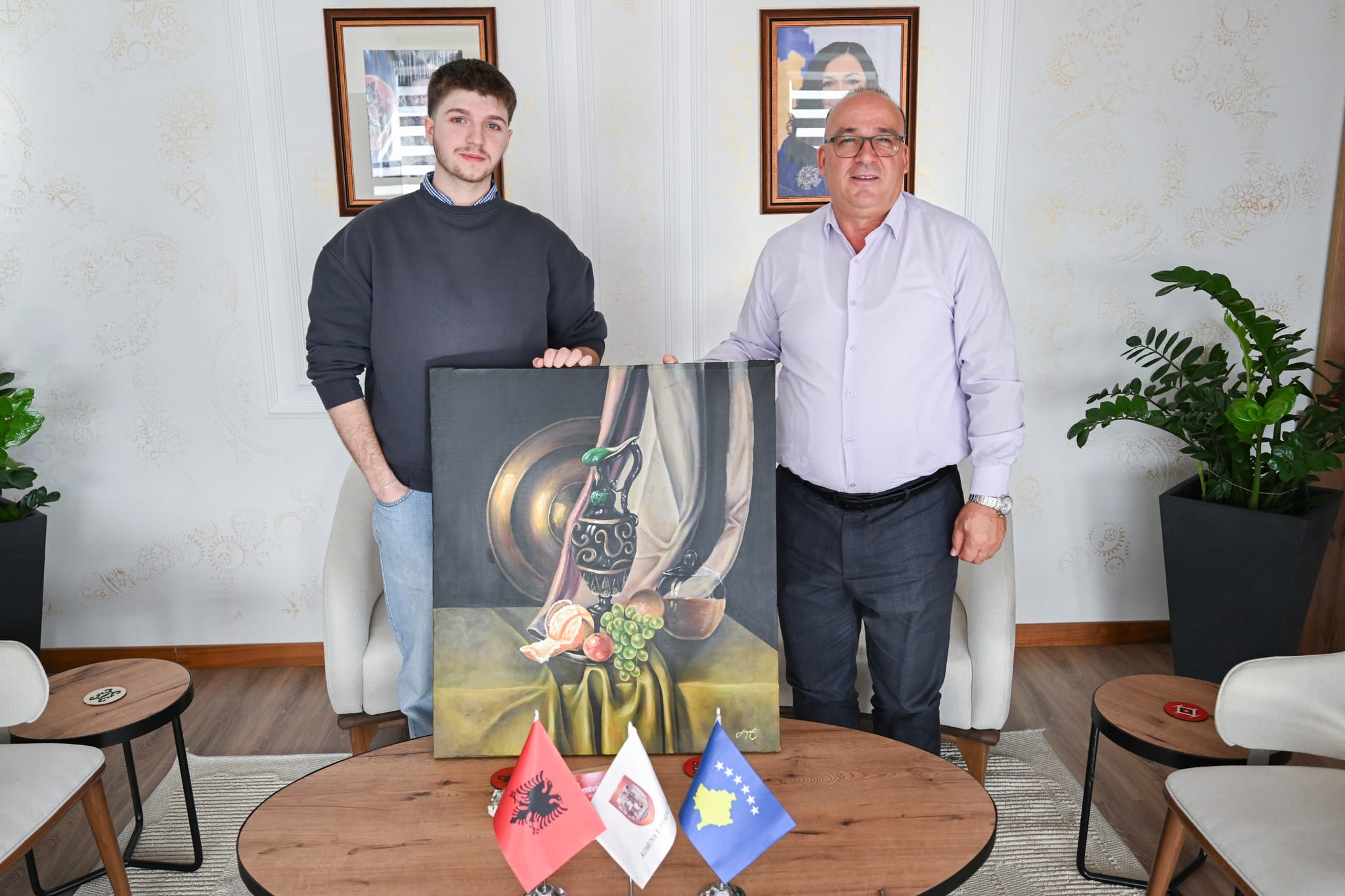 Kryetari Bulliqi priti në takim piktorin e ri, Leon Gashi