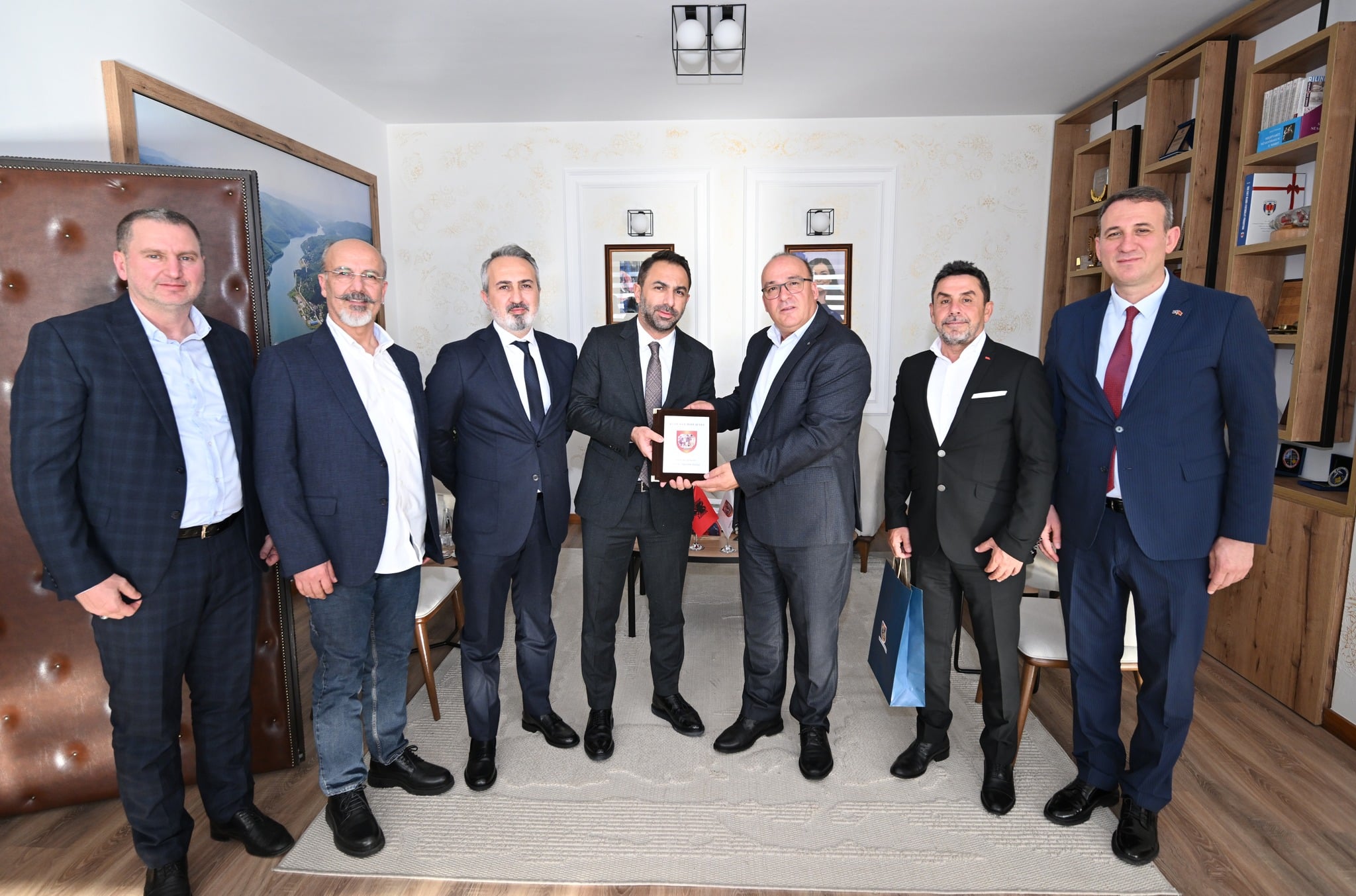 Kryetari Bulliqi takoi biznesmenë turq e përfaqësues shqiptarë në Turqi