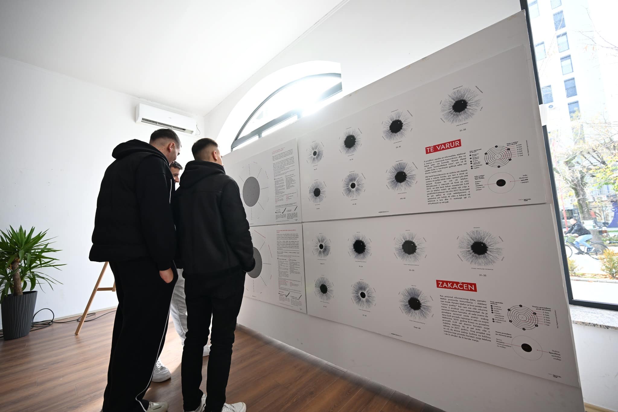 Në Galerinë e Arteve u hap ekspozita “Glass Room: Misinformation Edition”