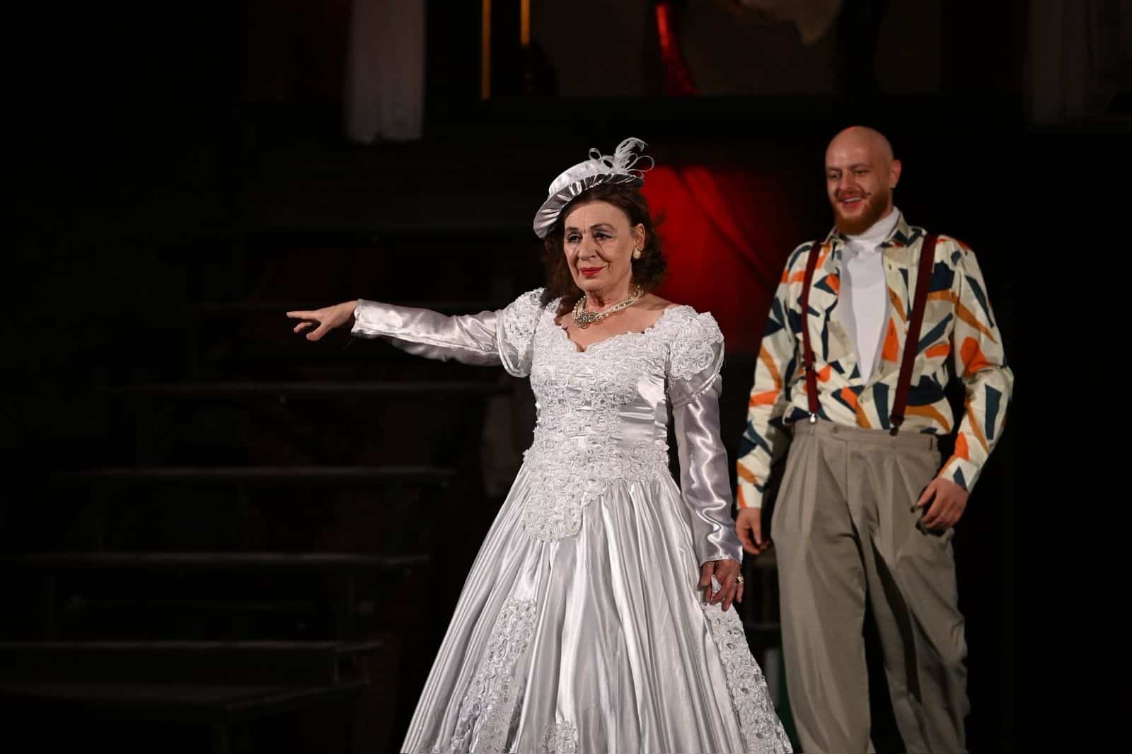 Në Teatrin “Avdush Hasani” shfaqet komedia “3 yje dhe 3 karrige”